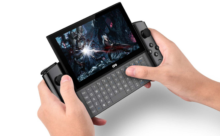 Dù chỉ có màn hình 5,5 inch HD, GPD Win 3 trang bị cấu hình khá mạnh. Mặt trước máy là 2 cần analog trái phải, cụm phím điều hướng và chức năng phục vụ chơi game, màn hình có thể trượt lên để lộ bàn phím QWERTY và hàng phím số bên dưới.