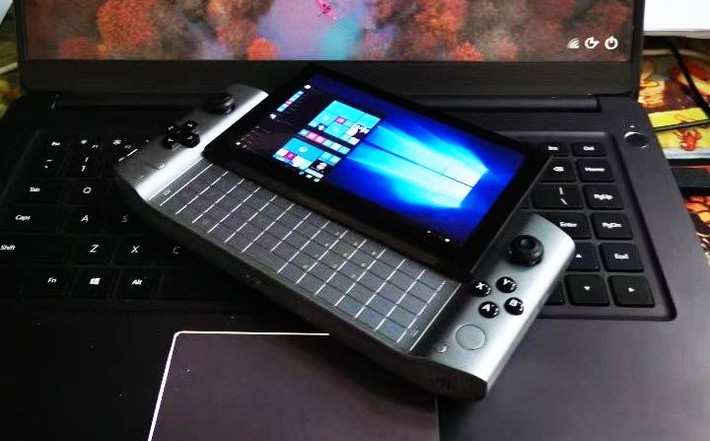Theo thiết kế, thời lượng pin của GPD Win 3 đạt 2-3 giờ nếu chơi game nặng, 6-8 giờ nếu sử dụng nhiều hoặc 11 giờ nếu chỉ mở các app cơ bản. Người dùng có thể sạc cho máy bằng củ sạc 65 W Power Delivery kèm trong hộp.