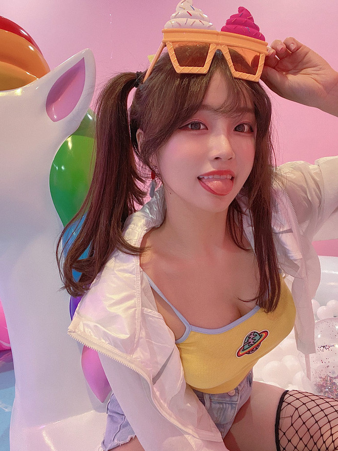 Ngoài streamer, Coco còn được biết đến là YouTuber, cosplayer tại Hàn Quốc.