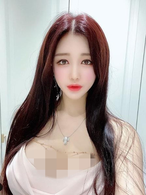 Nữ streamer Park Garin sinh năm 1987 là một trong những cái tên nổi bật trong các streamer xứ Hàn. Cô nàng được nhiều người biết đến với thân hình bốc lửa, chiều cao 1,67m lý tưởng và cả khuôn mặt búp bê đáng yêu.