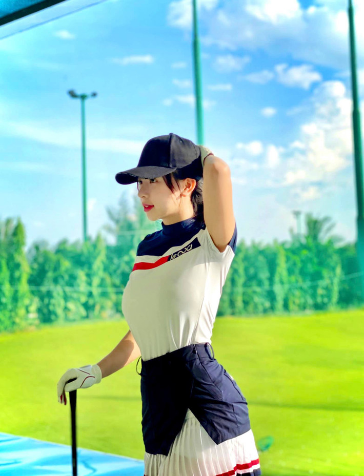 Cô nàng sở hữu gương mặt xinh đẹp sắc sảo, body hoàn hảo, khiến mọi đáng mày râu đều phải ngước nhìn.