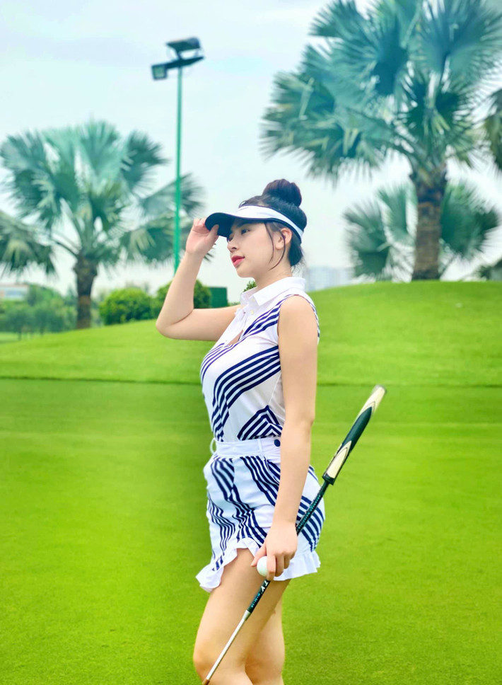 Từng ”nổi như cồn” nhờ loạt hình ảnh khoe body chuẩn chỉnh tại phòng tập gym, hot girl Phương Bora còn “đốt mắt” dân tình với những khoảnh khắc quyến rũ trên sân golf.