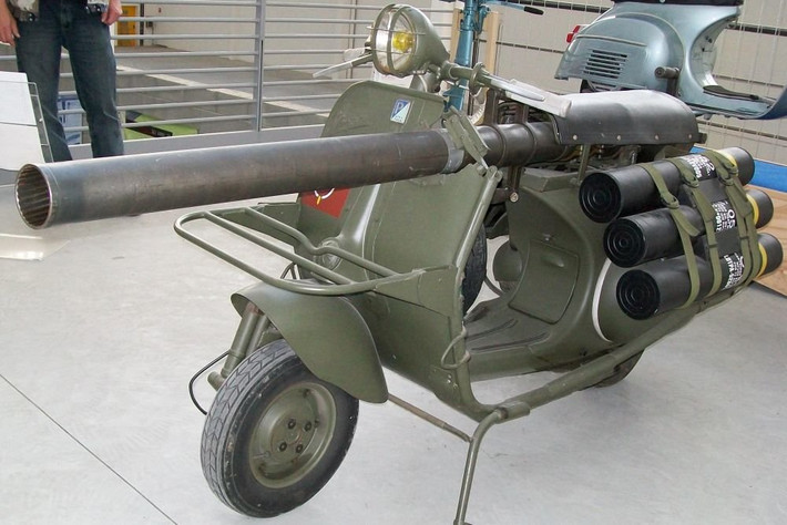 Vũ khí của chiếc Vespa được lắp đặt trên các giá đỡ, bên hông là cơ số đạn dự trữ, đi kèm bộ càng chống để tạo độ ổn định cho phương tiện khi tác xạ.