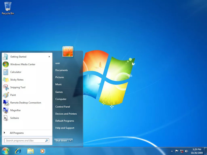 Windows 7 (2009) xuất hiện hai năm sau đó với nhiệm vụ "dọn cái đống bừa bãi mà Vista tạo ra". Với giao diện Aero đẹp đẽ, hiệu năng đã được cải thiện rất tốt. Họ cũng đã tinh chỉnh và cải thiện đồ hoạ người dùng, biến đây trở thành một trong những phiên bản Windows phổ biến nhất.
