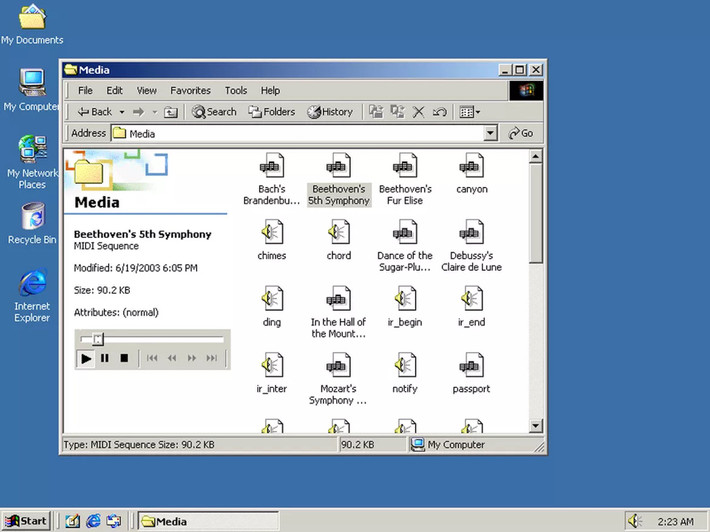 Được phát triển dựa trên nền tảng của Windows NT, Windows 2000 tập trung đánh vào các khách hành doanh nghiệp và các máy chủ. Phiên bản này nhắm tới các vấn đề bảo mật, DLL cache và các quản lý thiết bị ngoại vi.