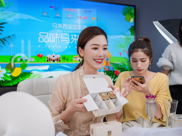 Vi Á là cô nàng nổi tiếng nhất trong lĩnh vực livestream bán hàng, nhờ công việc này mà cô đã trở thành tỷ phú và được mệnh danh là nữ hoàng livestream.