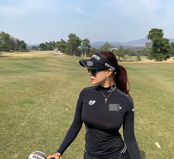 Sự nổi tiếng của Yoo Hyun Ju không chỉ đến từ trình độ chơi golf mà vì ngoại hình xinh đẹp, vóc dáng cân đối với chiều cao 1m72 của cô nàng.