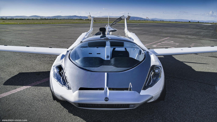 Phương tiện đặc biệt này có tên AirCar V5 và do một giáo sư người Slovakia sáng chế sau 30 năm nghiên cứu.