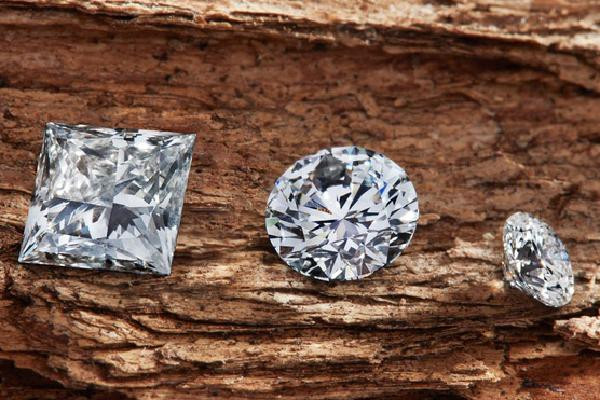 Những viên kim cương này được tạo bằng cách sử dụng carbon dioxit lấy trực tiếp từ khí quyển. Thiết bị thu carbon dioxit được hoạt động bằng điện gió, năng lượng Mặt Trời và nước mưa.