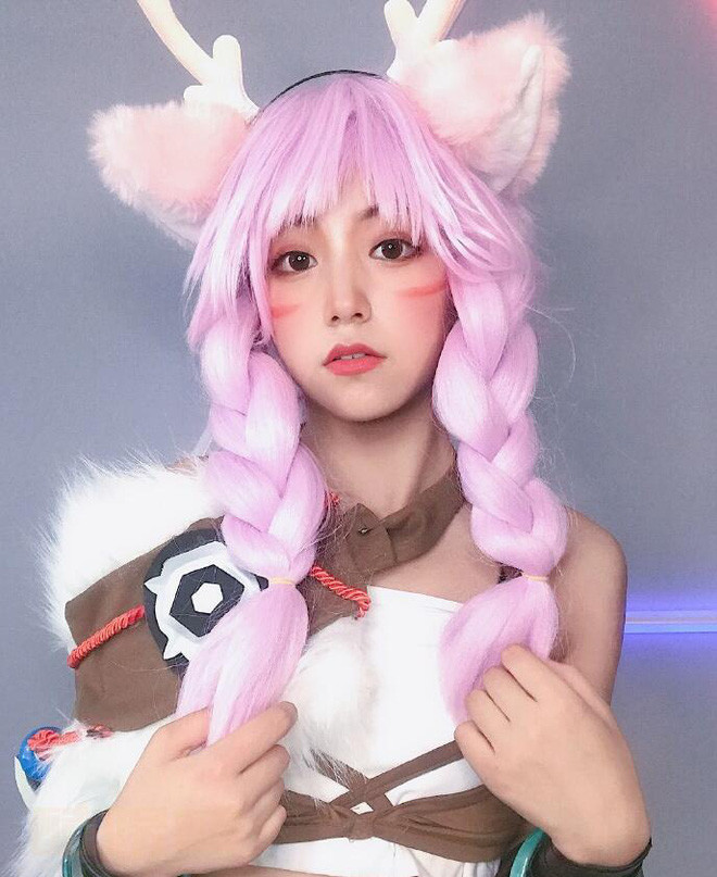 Khác hẳn với phong cách cool ngầu mà cô thể hiện trên Tik Tok, những hình ảnh cosplay của hot girl này đều khiến người hâm mộ thấy ngạc nhiên.