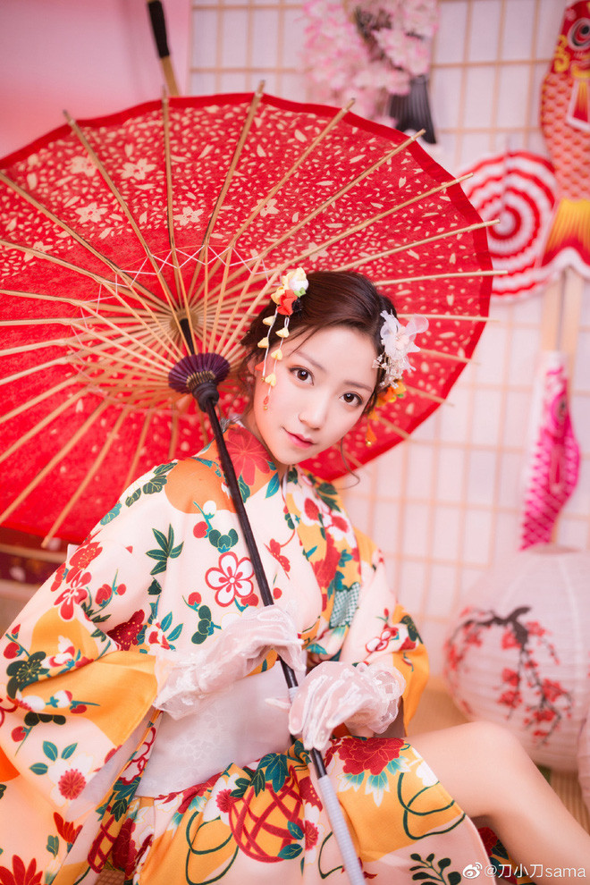 Tuy nhiên thì mới đây, nhiều người hâm mộ vô tình chia sẻ hình ảnh Tiểu Đao ngoài đời thực và bày tỏ sự thất vọng vì bị "vỡ mộng" nhan sắc với nữ thần.