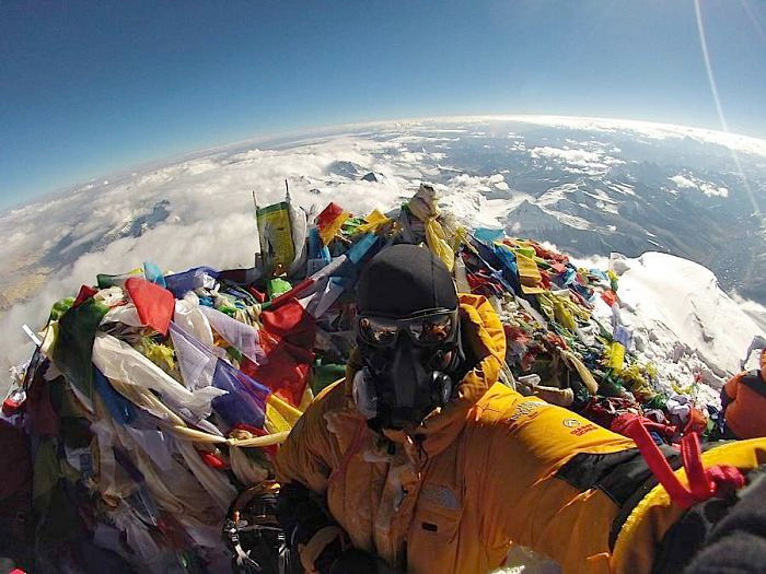 Đỉnh Everest - nóc nhà của thế giới với tràn ngập đồ nilon, nhựa xung quanh.