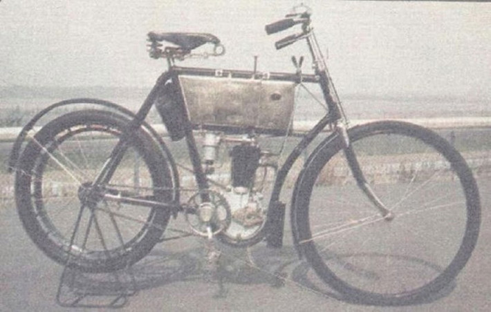 Rossiya, chiếc xe máy đầu tiên của Nga, ra đời năm 1902. Ban đầu, xe máy do Nga sản xuất chỉ là bản sao được cấp phép của các thương hiệu khác. Từ năm 1902 trở đi, nước này đã tự làm đượcnhững chiếc xe máy của riêng mình.