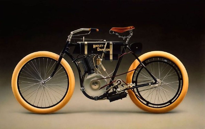 Harley-Davidson là một trong những hãng xe máy nổi tiếng nhất thế giới và cũng rất phổ biến tại Việt Nam hiện nay. Chiếc Harley-Davidson đầu tiên sản xuất năm 1903 trông rất giống với một chiếc xe đạp. Trong một cuộc đấu giá, chiếc xe máy cổ đặc biệt này đã được bán với giá 15 triệu USD.