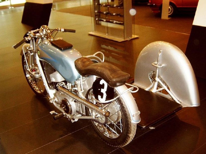 Cái tên Dampf Kraft Wagen (DKW) có nghĩa là “chiếc xe chạy bằng động cơ” trong tiếng Đức. Những chiếc xe máy DKW đầu tiên chỉ là xe đạp bình thường có gắn động cơ xăng. Sau một thời gian, DKW đã trở thành nhà sản xuất xe máy lớn nhất thế giới.