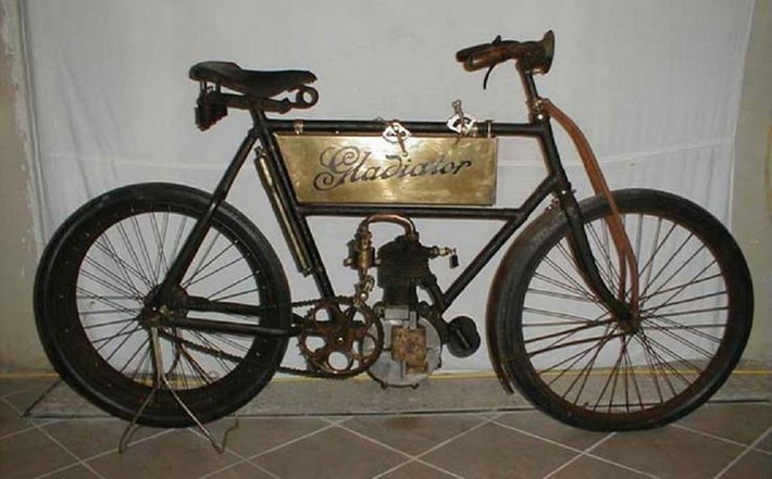 Hãng Peugeot bước vào lĩnh vực xe máy vào năm 1898, khi giới thiệu một mẫu xe máy tại Triển lãm Ô tô Paris. Đến năm 1901, mẫu xe máy đầu tiên của hãng này được đưa vào dây chuyền sản xuất.