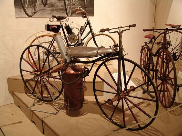 Roper Steam Velocipede là chiếc xe máy đầu tiên của nước Mỹ do Sylvester H. Roper - một trong những nhà phát minh người Mỹ đi tiên phong trong lĩnh vực chế tạo xe máy và oto tạo nên. Vào năm 1868, Roper lắp động cơ hơi nước vào giữa hai bánh của một chiếc xe đạp, và chiếc xe máy có tên Roper Steam Velocipede ra đời.