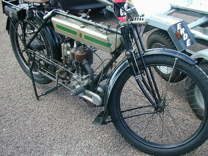 Hãng Triumph lên kế hoạch cho chiếc xe máy đầu tiên của họ vào năm 1901 và ra mắt chiếc xe này một năm sau đó. Chiếc xe gắn động cơ Minerva này vẫn có hình dáng giống với một chiếc xe đạp. Vào năm 1905, Triumph tung ra một chiếc xe máy khác có thể đạt vận tốc 50 dặm (hơn 80 km)/giờ. Hiện nay, Triump là thương hiệu xe moto phân khối lớn phổ biến tại Việt Nam mặc dù giá không hề rẻ.