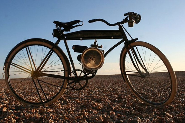 Vào năm 1896, Excelsior Motor Company đưa ra thị trường chiếc xe máy đầu tiên ở Anh. Động cơ 4 thì Minerva 1 xi lanh của chiếc Excelsior cho công suất 1,3 mã lực. Sau đó, Excelsior Motor Company chuyển trọng tâm hoạt động sang lĩnh vực đua mô tô.