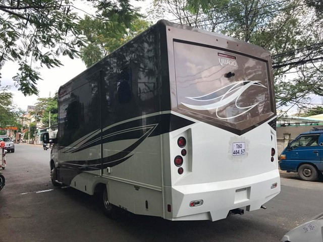 Kích thước mới của xe là dài tổng thể 7.620 mm, cao 3.327 mm. Sức mạnh của chiếc Renegade 25QRS Villagio Class B đến từ động cơ diesel V6, tăng áp, dung tích 3.0 lít. Động cơ này kết hợp với hộp số tự động 5 cấp. Tải trọng cho phép của xe là 1.587 kg. Tại thị trường Mỹ, phiên bản 2015 của Renegade 25QRS Villagio Class B có giá khởi điểm 137.239 USD, tương đương 3,06 tỷ đồng.