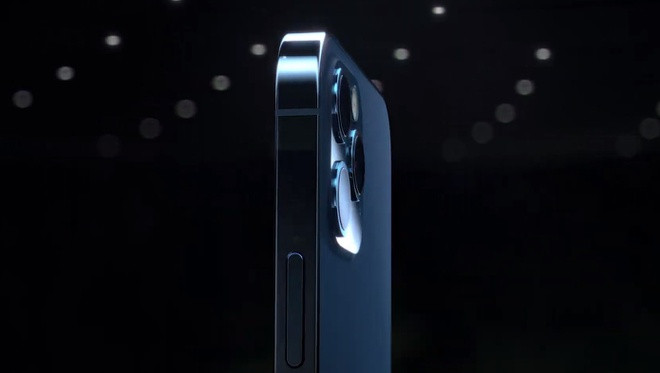 Một điều khiến người dùng lại "rầu thối ruột" đó là cụm Camera trên iPhone 12. Vẫn là hệ Camera lồi mất thẩm mỹ mà chưa được cải thiện thêm.