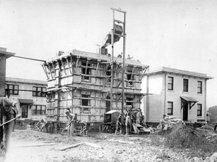 Bên cạnh đó, trong thời kỳ art deco cái gì cũng phải đẹp lồng lộn, người ta coi căn nhà của Edison chẳng khác gì một lựa chọn cho dân nghèo, chỉ hơn khu ổ chuột một xíu, bất chấp nỗ lực của Edison để thuyết phục công chúng.