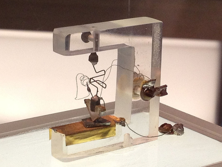 Bóng bán dẫn (transistor) là thành phần chính trong chip xử lý - “bộ não” của nhiều sản phẩm công nghệ, điện tử mà chúng ta sử dụng mỗi ngày. William Shockley, John Bardeen và Walter Brattain là 3 người góp công phát minh ra bóng bán dẫn vào năm 1947. Hiện nay, bóng bán dẫn vẫn là ngành công nghiệp quan trọng khi những con chip bán dẫn có kích thước ngày càng nhỏ, mạnh mẽ và tiết kiệm năng lượng.