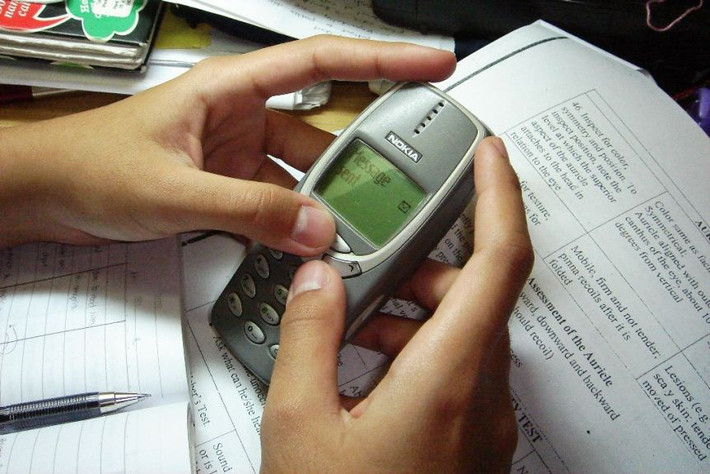 Tin nhắn văn bản (SMS) đầu tiên được gửi vào ngày 3/12/1992, là khởi đầu cho một hình thức giao tiếp mới. Cùng với điện thoại di động, SMS đã trở thành công cụ liên lạc phổ biến nhờ giá rẻ và nhanh chóng. Những chiếc điện thoại với bộ nhớ thấp, phải xóa tin nhắn cũ để nhận tin mới cũng là một phần trong ký ức của nhiều người.