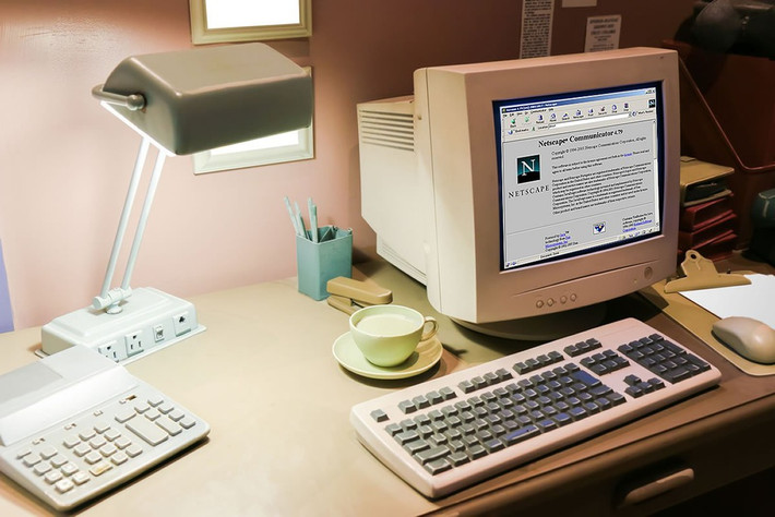 Sự ra đời của Internet (còn gọi là World Wide Web) vào năm 1990 đã thay đổi cuộc sống mọi người khi mang đến nguồn thông tin gần như vô hạn trong mọi lĩnh vực. Internet còn thay đổi cách chúng ta giao tiếp khi cung cấp dịch vụ nhắn tin, gọi điện từ khắp nơi trên thế giới.