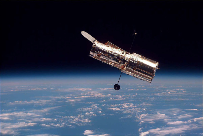 Kính viễn vọng Hubble được Cơ quan Hàng không Vũ trụ Mỹ (NASA) phóng lên không gian bằng tàu con thoi Discovery vào ngày 24/4/1990. Đây được xem là bước tiến quan trọng của lĩnh vực thiên văn học khi Hubble giúp nhân loại quan sát vũ trụ bao la một cách chi tiết và rõ nét hơn.