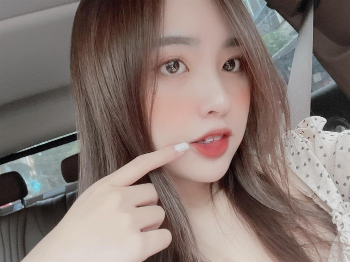 Sở hữu khuôn mặt bầu bình, đáng yêu cùng ánh mắt hút hồn nên gái xinh 9x nhanh chóng được dân mạng quan tâm và dành lời khen ngợi.