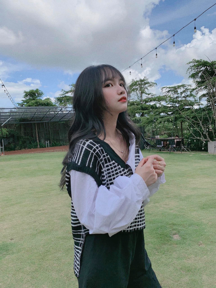 Ấn tượng đầu tiên về Minh Trân là một cô nàng vô cùng xinh xắn. Sở hữu đôi mắt to và sống mũi cao tự nhiên, ai nhìn cô bạn này cũng tưởng nhầm rằng đây là một hot girl Hàn Quốc nào mới nổi.