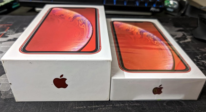 Trên website của các sản phẩm, mục phụ kiện kèm theo chỉ có cáp USB-C sang Lightning. Những ai muốn có củ sạc và tai nghe phải mua riêng với giá 19 USD mỗi món.