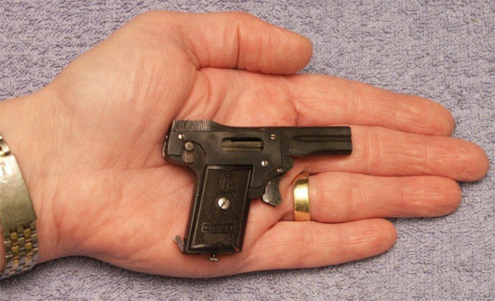 Súng lục Kolibri là khẩu súng lục được sản xuất từ năm 1914 là một trong những vũ khí nhỏ nhất trên thế giới. Khẩu súng thương mại có cỡ đạn nhỏ nhất từng được khai hỏa: 2,7 mm. Súng rất khó sử dụng, hỏa lực kém và không chính xác.