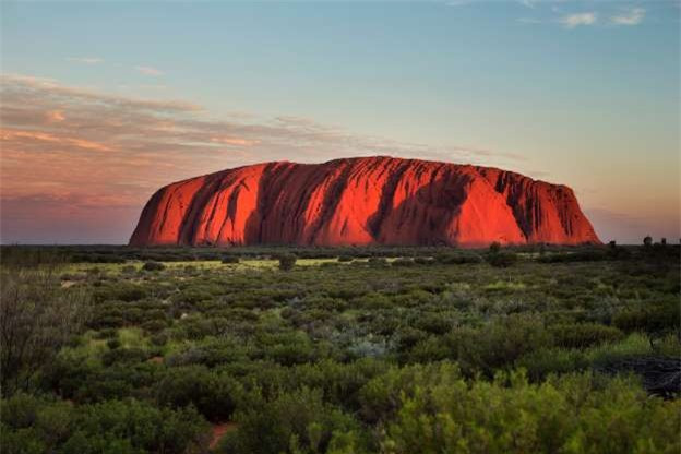 Sa mạc cát lớn ở Australia. Sa mạc lớn thứ 2 của lục địa này là nhà của các công viên quốc gia nổi tiếng: Công viên sông Rudall và công viên Uluru-Kata Tjuta. Trong đó, công viên Uluru-Kata Tjuta có núi đá Ayers (trong ảnh) là một thánh địa của người bản xứ.