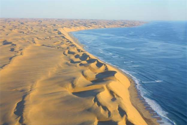 Sa mạc Namib ở vùng phía nam châu Phi. Đây là một trong những sa mạc cổ nhất thế giới và trải dọc 3 nước Namibia, Nam Phi và Angola. Một trong những điểm thu hút nhất của sa mạc Namib là Biển Cát Namin - sa mạc duy nhất nằm cạnh biển.