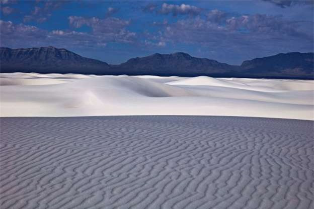 Sa mạc Chihuahua nằm giữa Mỹ và Mexico. Phần sa mạc bên Mexico được ngăn cách bắng 2 dãy núi Sierra Madre Occidental và Sierra Madre Oriental. Hai dãy núi này ngăn cản hơi ẩm từ Vịnh Mexico và Thái Bình Dương vào khu vực.