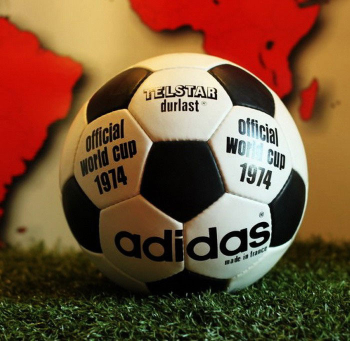 Tại World Cup 1970 ở Mexico, hãng sản xuất dụng cụ thể thao nổi tiếng của Đức là Adidas đã trình làng quả bóng Telstar với cấu trúc rất mới lạ, gồm 32 miếng da ghép lại: 12 miếng hình ngũ giác và 20 miếng hình lục giác. Cấu trúc mới này - được đặt tên là Buckminster, giúp phân bổ cân đối lực căng bề mặt của quả bóng nên bóng không bị biến dạng trong quá trình thi đấu.
