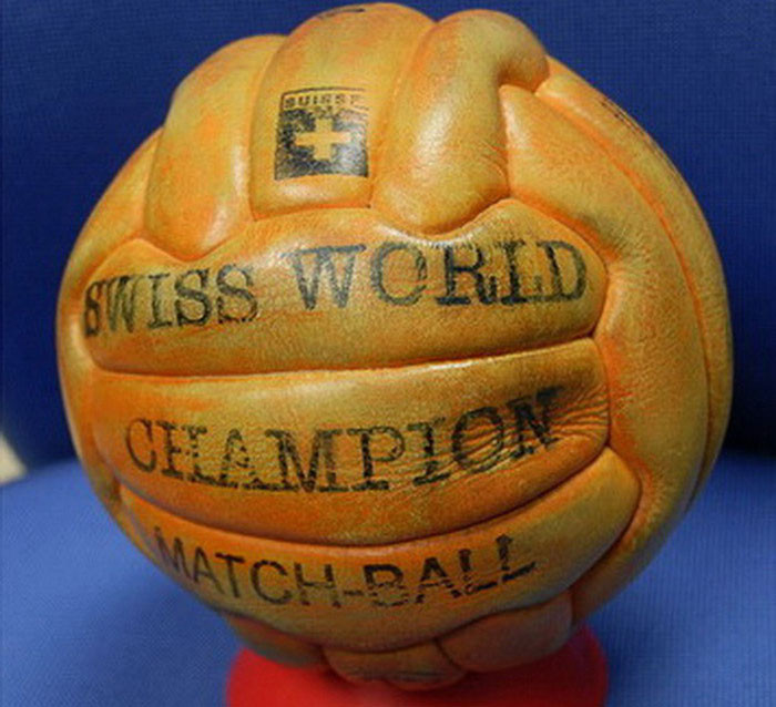 Quả bóng có kết cấu bằng các dải da dài dùng tại World Cup 1958. Các nhà sản xuất bổ sung thêm một lớp lót bằng vải cực bền để cố định hình dạng quả bóng, giúp hấp thu chấn động tốt hơn. Những quả bóng ban đầu chỉ có màu da xám tự nhiên, sau đó là màu trắng do thuộc da cho thật sạch màu. Rồi đến những quả bóng màu cam để thi đấu vào mùa đông mặt sân đầy tuyết để cầu thủ dễ quan sát bóng.