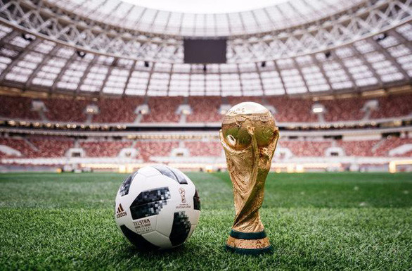 Tháng 11-2017, trái bóng chính thức của World Cup 2018 ra mắt với tên gọi Telstar 18. Bóng có 2 màu đen trắng chủ đạo, lấy cảm hứng từ trái Telstar đầu tiên của World Cup 1970. Telstar 18 được thiết kế bằng công nghệ hiện đại với chíp điện tử NFC giúp các trọng tài có thể tương tác với trái bóng thông qua các thiết bị thông minh.