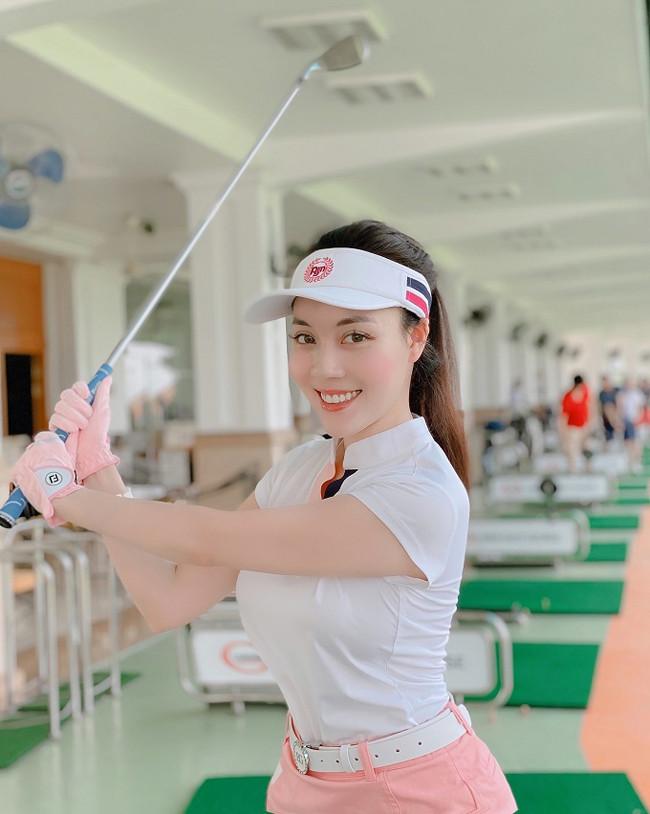 Trang Facebook cá nhân của Hà My liên tục cập nhật hình ảnh trên sân golf của cô. Đi đánh golf nhưng Hà My ăn vận sành điệu như đi diễn thời trang.