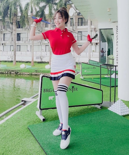 Giảng viên còn có hẳn một BST, áo và chân váy đồng điệu để thay đổi khi đi chơi thể thao.