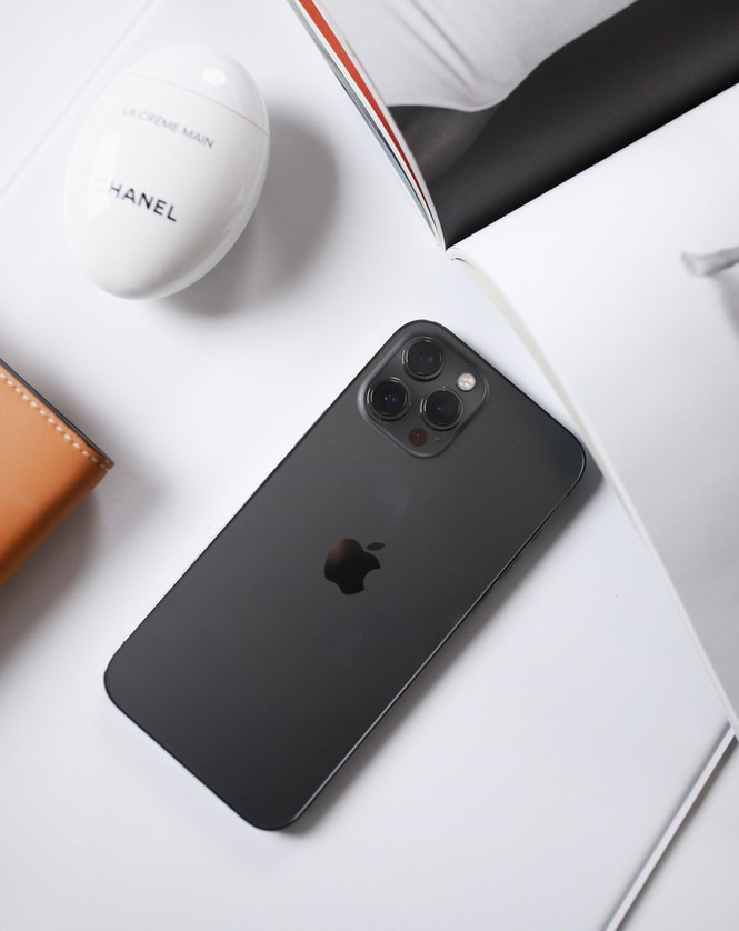 iPhone 12 Pro Max mang tới những nâng cấp đáng kể về camera cũng như thời lượng pin so với các mẫu iPhone 12 khác.