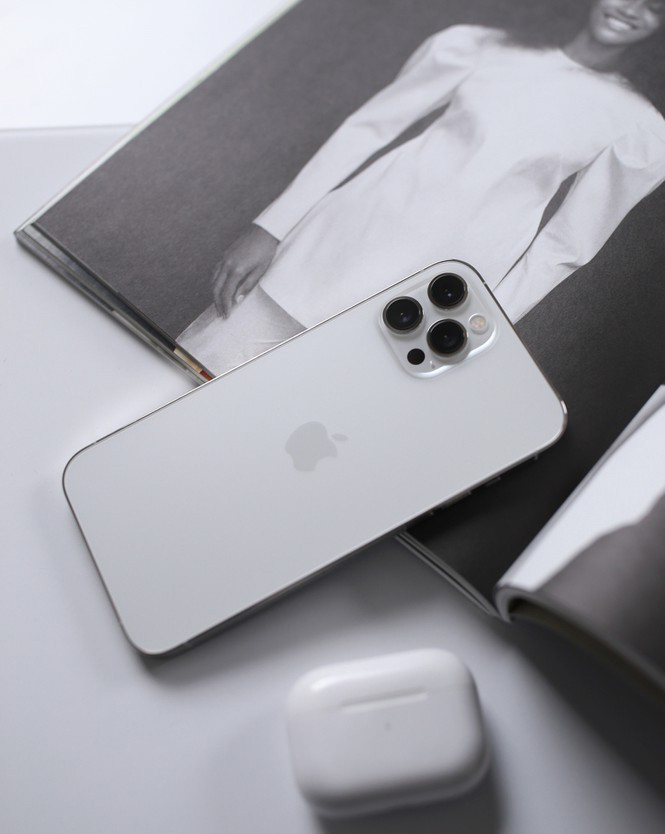 Theo một số thông tin thì viền màn hình của iPhone 12 series năm nay sẽ mỏng hơn các thế hệ trước 1 chút, cụ thể là giảm từ 4.1mm xuống còn 3.47mm.