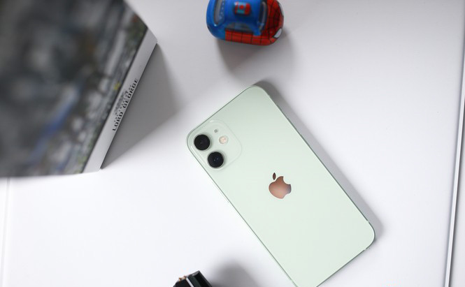 Mặc dù có kích thước màn hình chỉ 5.4 inch, tức là tổng thể máy còn nhỏ hơn so với iPhone SE 2020, tuy nhiên, iPhone 12 mini vẫn được trang bị đầy đủ những công nghệ tiên tiến nhất của dòng 12 năm nay, có thể kể tới như chipset A14 Bionic mạnh mẽ, màn hình Ceramic Shield cực bền hay hỗ trợ cả 5G mmWave và sạc MagSafe mới, không hề kém cạnh so với bất cứ mẫu iPhone 12 nào khác.