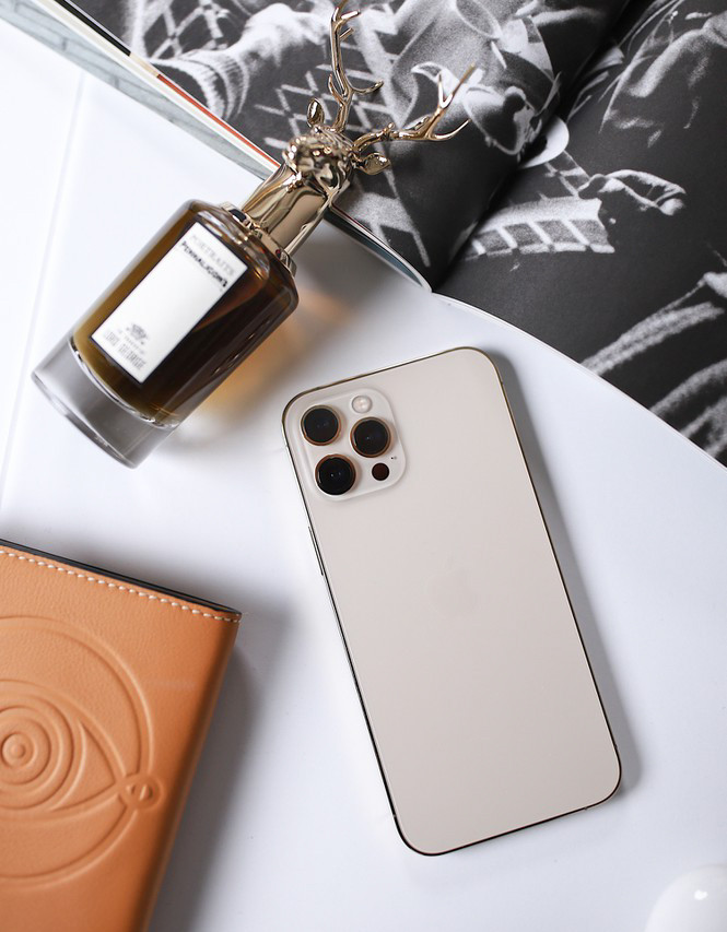 Ở mặt lưng, cụm camera của iPhone 12 Pro Max sẽ to hơn một chút so với phiên bản Pro. Lý do là Apple đã nâng cấp camera này với cảm biến thu nhận hình ảnh to hơn, đồng thời tích hợp thêm công nghệ chống rung cảm biến (sensor shift), tức là hiệu quả chống rung sẽ cải thiện nhiều hơn so với công nghệ OIS truyền thống.