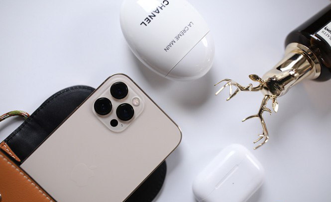 Điểm khác biệt duy nhất tới từ kích thước màn hình lớn hơn kèm theo cụm camera lớn hơn cùng cảm biến to hơn cũng như hỗ trợ khả năng chống rung cảm biến.