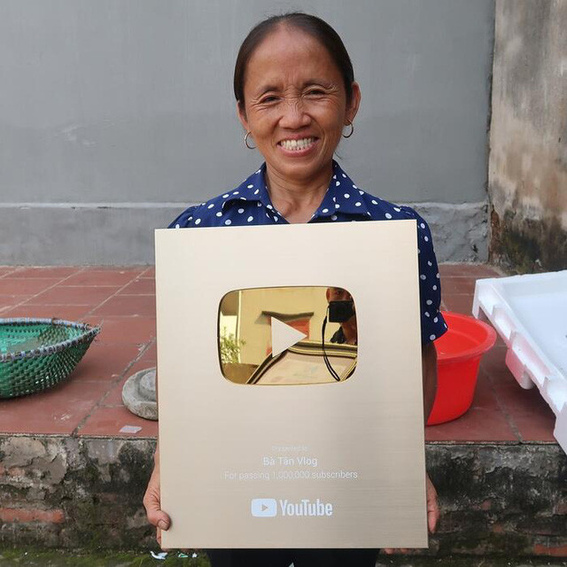 Bà Tân Vlog là vlogger nhiều tuổi nhất Việt Nam được nhận Nút Vàng YouTube và xác lập kỷ lục Guinness vào năm 2019. Bà nổi lên như một hiện tượng mạng và dần chiếm được tình cảm của người xem nhờ những vlog nấu ăn "siêu to khổng lồ".