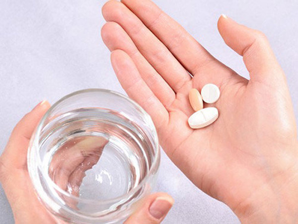 Khi đi vào cơ thể, các chất trong hành tây không thể hòa tan, phát huy tối đa tác dụng. Hơn nữa, nhiệt độ cao có thể phá hủy một số thành phần, ảnh hưởng đến lợi ích sức khỏe mà hành tây mang lại. Trong khi đó, các loại thuốc hạ huyết áp được điều chế riêng cho bệnh cao huyết áp, mang lại hiệu quả điều trị rõ rệt. (Ảnh minh họa)