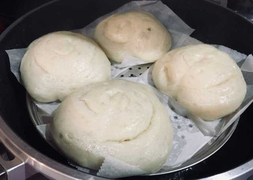 Hóa ra, cô Lý thường ăn bánh bao hấp mỗi sáng. Để tiết kiệm thời gian, cô đi siêu thị mua lượng lớn rồi dùng dần. Bảo quản không đúng cách khiến bánh bị mốc. Cô Lý tiếc của không bỏ đi mà chỉ cắt bỏ phần bị mốc, hấp nóng rồi thưởng thức. Ảnh minh họa.